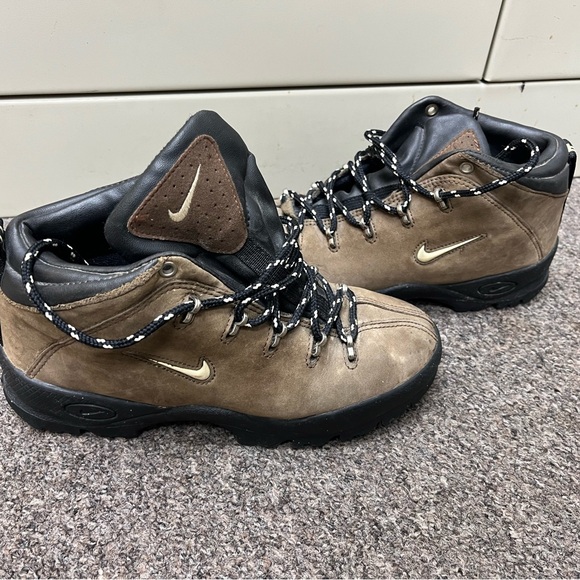 black and tan nike boots